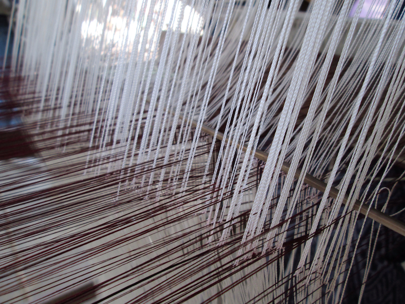 Weaving thread for the textile industry